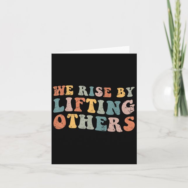 Retro Groovy We Rise By Lifting Others Motivationa Karte (Vorderseite)
