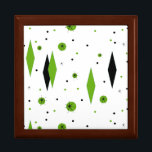 Retro-grüne Diamanten und Sternexplosionen Geschen Geschenkbox<br><div class="desc">Diese individuell anpassbare Retro Green Diamonds and Sternexplosionen Tile Geschenkboxen ist ein neuer Einstieg in einen Vintagen Stil. Es hat kitschige, schwarze Sternexplosionen auf grünen Polka-Punkten, die geometrische, grüne und schwarze Diamantformen umgeben. Passen Sie die Hintergrundfarbe für dieses moderne Produkt aus der Mitte des Jahrhunderts an, wenn Sie es wagen,...</div>