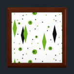 Retro-grüne Diamanten und Sternexplosionen Geschen Geschenkbox<br><div class="desc">Diese individuell anpassbare Retro Green Diamonds and Sternexplosionen Tile Geschenkboxen ist ein neuer Einstieg in einen Vintagen Stil. Es hat kitschige, schwarze Sternexplosionen auf grünen Polka-Punkten, die geometrische, grüne und schwarze Diamantformen umgeben. Passen Sie die Hintergrundfarbe für dieses moderne Produkt aus der Mitte des Jahrhunderts an, wenn Sie es wagen,...</div>