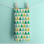 Retro Grüne Weihnachtsbaumen auf Creme Geschirrtuch<br><div class="desc">Mit diesem Retro-Dreifach-Teetuch aus dem Weihnachtsbaum heben Sie Ihre Kücheneinrichtung in dieser festlichen Saison auf. Dieses charmante Teetücher zeichnet sich durch ein reizvolles Muster von Retro-inspirierten Weihnachtsbäumen in einer spielerisch geometrischen Dreieck-Anordnung aus. Das nostalgische Design, gepaart mit festlichen Farbtönen, verleiht Ihrem kulinarischen Bereich eine Touch nostalgischen Urlaubscharmes. Lass die Freude...</div>
