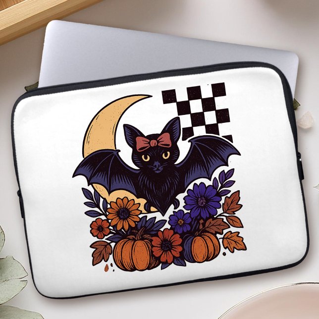 Retro Halloween-Boot mit mondgotischer Ästhetik Laptopschutzhülle (This retro Halloween bat design captures spooky charm with a gothic twist.)