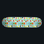 Retro Harlekin-Muster-Skateboard Skateboard<br><div class="desc">Dieses Retro Harlekin-Muster-Skateboard ist moderne Art der Mitte des Jahrhunderts an seinem feinsten. Die Vintagen inspirierten Ausrüstungsbeschreibungen, die ein Aquahintergrund mit Reihen der dreieckigen Formen, die einen Harlekin bilden, kopieren. Die zwei-getonten Diamantformen sind gelb, weiß, rot, orange, schwarz, grün und Weiß mit schwarzen Akzenten. Aber Wartezeit, dort ist mehr! Es...</div>