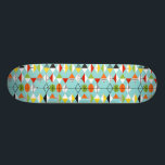 Retro Harlekin-Muster-Skateboard Skateboard<br><div class="desc">Dieses Retro Harlekin-Muster-Skateboard ist moderne Art der Mitte des Jahrhunderts an seinem feinsten. Die Vintagen inspirierten Ausrüstungsbeschreibungen, die ein Aquahintergrund mit Reihen der dreieckigen Formen, die einen Harlekin bilden, kopieren. Die zwei-getonten Diamantformen sind gelb, weiß, rot, orange, schwarz, grün und Weiß mit schwarzen Akzenten. Aber Wartezeit, dort ist mehr! Es...</div>