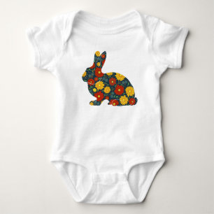 Retro-Hasenkaninchen mit orangefarbenen und gelben Baby Strampler