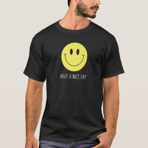 Retro hat ein schönes Tageslicht und ein glücklich T-Shirt