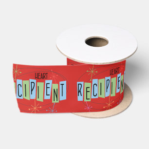 Retro-Herzempfänger mit rotem Hintergrund Satinband