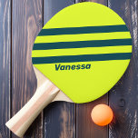 Retro HI VIS Yellow Three Stripes with Name Tischtennis Schläger<br><div class="desc">Das Retro HI VIS Yellow Three Stripes Ping Pong Paddle wurde mit seinem auffälligen Farbton und dem auffallenden Stripmuster auf den Tisch gelegt. Dieses Paddel ist perfekt für diejenigen, die gewollt haben, ihren Spielen einen Glanz Helligkeit zu verleihen. Es verbessert nicht nur die Sichtbarkeit während des Spiels, sondern bringt auch...</div>