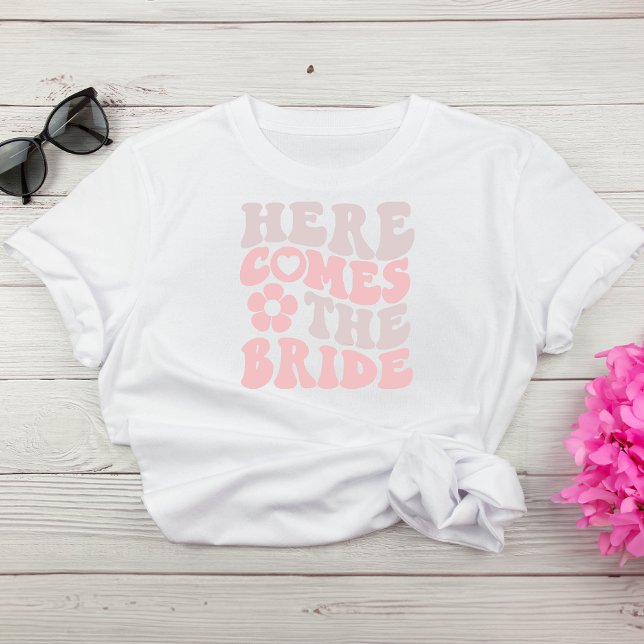 Retro Hier kommt der Junggeselinnen-Abschied der B T-Shirt (Celebrate the bride-to-be in fun and style at her bachelorette party)