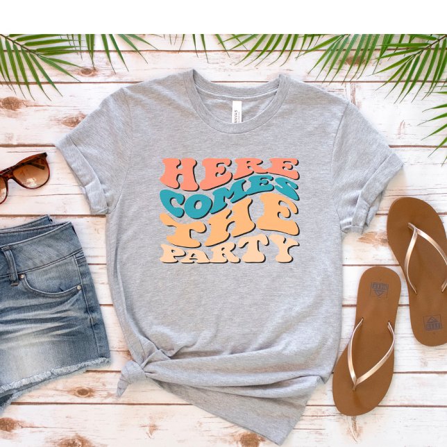 Retro Hier kommt der Party-Junggeselinnen-Abschied T-Shirt (Von Creator hochgeladen)