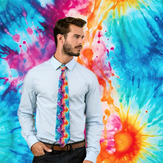 Retro Hippie Style Psychedelic Krawatte Dye (Man wearing colorful retro 1960s style rainbow tie-dye necktie.)