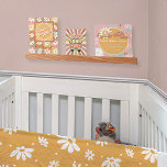 Retro Hippie Sunshine Daisies Oh Baby Girl Stats Bilderleiste<br><div class="desc">Diese Tryptik des Retro Hippie klassische Vintage Designs in einem Vintagen Stil, wurden aber von Audrey Jeanne Roberts, international lizenzierter Künstlerin und Designerin, geschaffen. Weiße Gänge über farblich blockierte abgerundete Quadrate mit "Lass den Sonnenschein!" und einem Kinderwagen der Blume mit Retro-Regenbogen-Sternexplosion und "Gefühl Groovy". Das dritte Bild ist eine glückliche...</div>