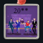Retro homosexuelle Bar-Verzierung Silbernes Ornament<br><div class="desc">Dieser kundengerechte Retro homosexuelle Bar-Verzierungsentwurf ist lila äußerst fabelhaft, kitschy, und! Sitzend auf Mitte des Jahrhunderts modernen barstools, ihren Spaß trinkend, haben rosa Getränke, diese adretten Herren ein homosexuelles ol' Zeit. Der hunky Barkeeper mit einem rosa bowtie gießt bereits die folgende Runde. Die Silhouetten des Atomalkohols füllt Linie die Wand...</div>