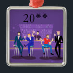Retro homosexuelle Bar-Verzierung Silbernes Ornament<br><div class="desc">Dieser kundengerechte Retro homosexuelle Bar-Verzierungsentwurf ist lila äußerst fabelhaft, kitschy, und! Sitzend auf Mitte des Jahrhunderts modernen barstools, ihren Spaß trinkend, haben rosa Getränke, diese adretten Herren ein homosexuelles ol' Zeit. Der hunky Barkeeper mit einem rosa bowtie gießt bereits die folgende Runde. Die Silhouetten des Atomalkohols füllt Linie die Wand...</div>