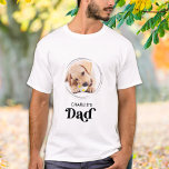Retro Hund VATER Personalisiert Puppy Pet Foto T-Shirt<br><div class="desc">Hunde Vater ... Überraschen Sie Ihren Lieblingshund Vater diesen Vatertag , Weihnachten oder seinen Geburtstag mit diesem super niedlichen Haustier Foto T - Shirt. Passen Sie das Shirt des Hundes mit den Lieblings-Fotos Ihres Hundes an, und nennen Sie es. Dieses Shirt ist ein Muss für Hundeliebhaber und Hundewelpen! Großartiges Geschenk...</div>