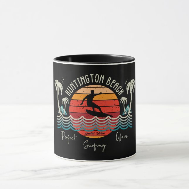 Retro Huntington Beach Surfing Tasse (Zentrum)