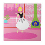 Retro in der rosa Keramik-Fliese Fliese<br><div class="desc">Dieses, das in der rosa Keramik-Fliese Retro ist, sieht wie eine Szene aus einer Sechzigerjahre romantischen Komödie heraus aus. Der unbedeutende Entwurf zeigt eine hoch entwickelte Frau in ihrem ultra kitschy und ultra rosa, Penthauswohnung. Der Raum kennzeichnet eine rosa Backsteinmauer mit weißen Bewurflinien. Vor der Wand gibt es einen grünen...</div>