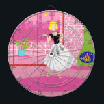 Retro in der rosafarbenen Karte Dartscheibe<br><div class="desc">Dieses Retro In the Pink Dart Board sieht aus wie eine Szene aus einer romantischen Comedy aus den 1960er Jahren. Das minimalistische Design zeigt eine raffinierte Frau in ihrem ultra kitschigen und ultra rosa Penthouse Apartment. Der Saal ist mit einer rosa Ziegelwand mit weißen Kacheln versehen. Vor der Wand befindet...</div>