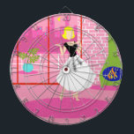 Retro in der rosafarbenen Karte Dartscheibe<br><div class="desc">Dieses Retro In the Pink Dart Board sieht aus wie eine Szene aus einer romantischen Comedy aus den 1960er Jahren. Das minimalistische Design zeigt eine raffinierte Frau in ihrem ultra kitschigen und ultra rosa Penthouse Apartment. Der Saal ist mit einer rosa Ziegelwand mit weißen Kacheln versehen. Vor der Wand befindet...</div>