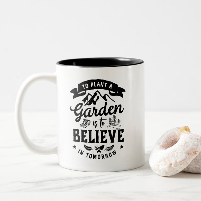 Retro Inspiration Gartengärtner und Bauer Zweifarbige Tasse (Mit Donut)