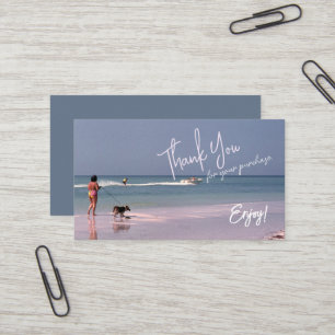 Retro-inspirierte Dame und Hund am Strand Danke Visitenkarte