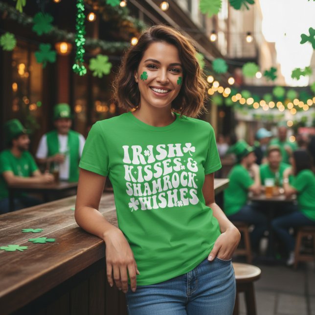 Retro Irish Kisses & Kleeblatt Wünsche Grün & Weiß T-Shirt (Retro Irish Kisses & Shamrock Wishes Green & White T-Shirt)