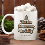 Retro Jolly Christmas Familienname Kaffeetasse<br><div class="desc">In dieser Weihnachtszeit lassen Sie sich mit unseren Retro-Weihnachtsfeierlichkeiten verwöhnen. Dieses Stück mit dem zeitlosen Sprichwort "Dies ist die Jahreszeit, um fröhlich zu sein" verziert mit einem nostalgischen Schriftart, der Sie auf eine Reise in die Gedächtnisspur bringt. Komplett mit einem Weihnachtsbaum, funkelnden Sternen und Ihrem Familiennamen, um eine persönliche Touch...</div>