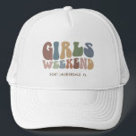Retro Junggeselinnen-Abschied Girls Weekend Brie Truckerkappe<br><div class="desc">Mit unserem maßgeschneiderten Retro Typografy Bachelorette Weekend Trucker Hat den Geist der ultimativen Mädchenreise in die Hand nehmen! Dieses schicke und stilvolle Retrogerät dient als perfektes Erinnerungsstück für einen unvergesslichen Aufenthalt mit Ihren Lieblingsfrauen. Die Vorderseite des Hutes zeigt eine fesselnde, Vintag inspiriert "Girls Weekend"-Typografie, die den Spaß und die Kameradschaft...</div>