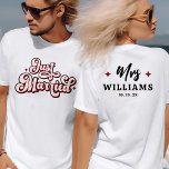 Retro Just Married Mr. und Mrs. Pink Red & White T-Shirt<br><div class="desc">Feiern Sie Ihre heilige Ehe stilvoll mit diesem niedlichen Just Married White T - Shirt mit rosa und rotem Retro-Text. Passen Sie es an,  indem Sie den Nachnamen und das Datum des Hochzeitstages der Braut und des Bräutigams angeben.</div>