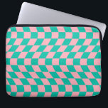 Retro-Karton mit abgeschliffenem Karo, rosa grünes Laptopschutzhülle<br><div class="desc">Coole Schachbretter in Pastellgrün und Pastellrosa. Ein nettes Retro psychedelisches Design,  das Sie in das Wunderland führt. Verdrilltes,  gewölbtes,  verdrilltes Schachbrett,  verdrillte Karos,  verschmutzte Studentenschlafzimmer mit Schornstein,  preppy Laptop Cover.</div>