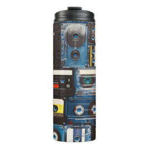 Retro-Kassetten: Blaues Hintergrund-Vintage. Thermosbecher