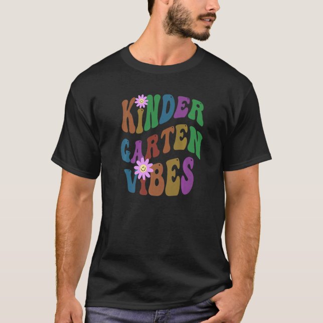 Retro KINDERGARTEN VIBES Lehrerin Friedliche Liebe T-Shirt (Vorderseite)