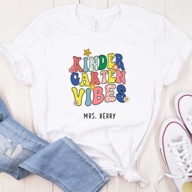 Retro Kindergarten Vibes Teacher T-Shirt (Von Creator hochgeladen)