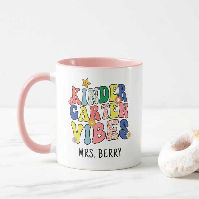 Retro Kindergarten Vibes Teacher Tasse (Mit Donut)