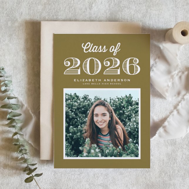Retro-Klasse des 2024 Gold-Foto-Abschlusses Einladung (Customizable class of 2026 photo graduation invitation featuring vintage calligraphy. )