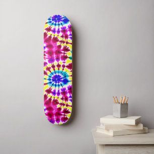 Retro-Krawatte-Färbung in Pinks, Blues, Gelb Skateboard
