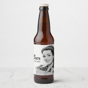 Retro Lächelnde Frau in den 1950er Jahren Holding Bierflaschenetikett