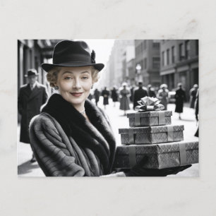 Retro Lady in the Busy Street Holding präsentiert Feiertagspostkarte