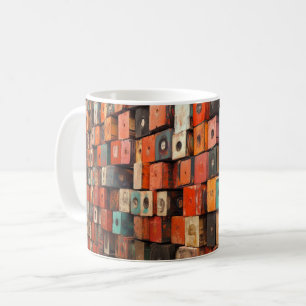 Retro-Lautsprecher umgeben von Rosen Kaffeetasse