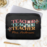 Retro-Lehrer im 70er-Stil Laptopschutzhülle<br><div class="desc">Mit unserem personalisierten Groovy Retro Teacher im 70er Style Laptop Sleeve stärken Sie Ihren Lehrerstil! Ein perfektes Geschenk für den Tag der Lehrerbewertung. Mit lebendigen 70er-Farben und kurvenförmigen "Lehrertexten" auf schwarzem Chalkboard-Hintergrund, geschmückt mit Blume- und Schachbrett-Illustrationen. Personalisieren Sie es mit dem Namen des Lehrers für eine wirklich einzigartige Touch. Behalt...</div>