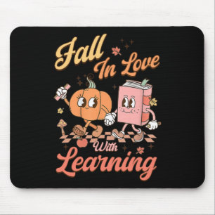 Retro-Lehrer sinkt in Liebe mit Lernen Herbst 2010 Mousepad