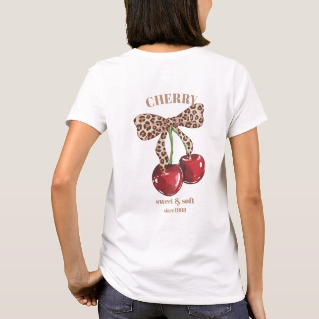 Retro Leopard Bow Cherry Sweet & Soft Since Slogan T-Shirt (Rückseite)