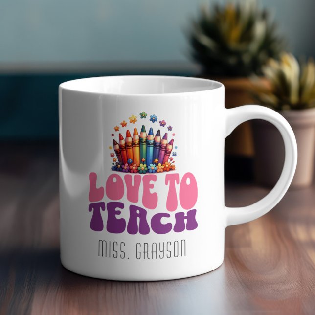 Retro "Liebe to Teach" Crayon Design Teachname Kaffeetasse (Von Creator hochgeladen)