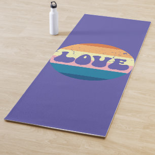 Retro-Liebe Typografie auf Vintagen Sonnenuntergan Yogamatte