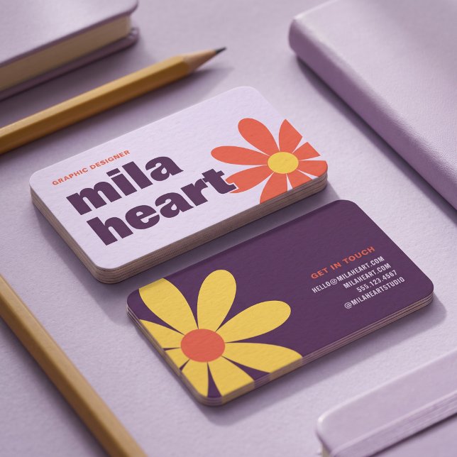 Retro Lila Blumen Modern Visitenkarte (Simulated business cards on table)