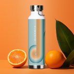 Retro Line Art Sunset Southwest Colors Circle Trinkflasche<br><div class="desc">Ein bohemianisches gebogenes Design mit gestreiften Mustern und kreisförmigen Formen in aquamarinen, orangen und ziegelroten Sonnenuntergangsfarben. Ein kühnes, aber minimales Design mit einem optionalen Bereich zum Hinzufügen von Text. Für fortgeschrittene Benutzer können Sie auf die Schaltfläche Bearbeiten/Anpassen klicken und die Farben der Zeilen ändern. In einem einfachen Schriftart ist für...</div>