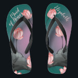Retro Lotus Blume Hochzeit Personalisiert Flip Flops<br><div class="desc">Diese klassischen, aber trendigen Flip Flops zeichnen sich durch ein ästhetisches Retro-Muster aus rosa Lotus-Blume aus, die auf dunkelgrünem bis rosa Farbverlauf malen. Die prächtigen Flip Flops sind ein personalisiertes und unvergessliches Geschenk für Hochzeitsfeier: Braut, Brautjungfrauen, Brautmutter, Trauzeugin... Sie fügen Ihrem Hochzeitstag, Junggeselinnen-Abschied oder anderen Feierlichkeiten eine stilvolle Glamour hinzu....</div>