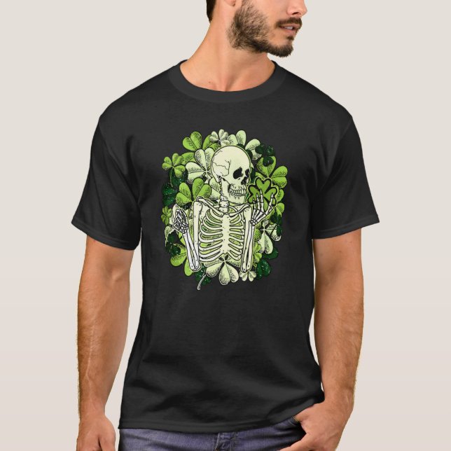 Retro Lucky Skeleton Shamrocks C Patrick's Day Out T-Shirt (Vorderseite)
