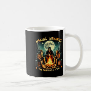 Retro-Macherinnerungen eine Lagerfeuer nach dem an Kaffeetasse
