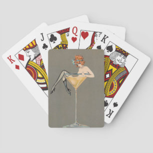 Retro-Mädchen in einem Martini-Glas beim Kartenspi Spielkarten