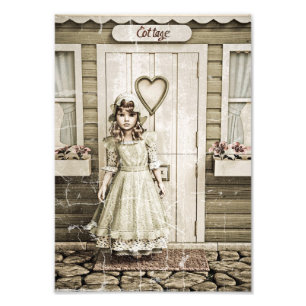 Retro-Mädchen steht neben einem alten Cottage Fotodruck